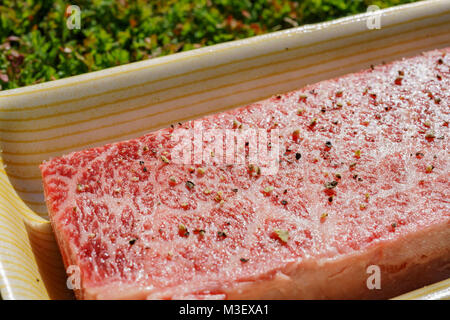 Raw Wagyu Beef sitzen auf einem Board, Foto zu Hause Küche nahm Stockfoto
