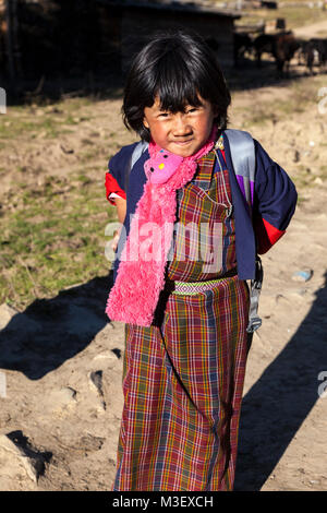 Phobjikha, Bhutan. Junge bhutanische Mädchen in traditioneller Kleidung, Kikorthang Dorf. Stockfoto