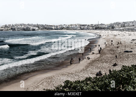 In Australien Menschen in bondie Beach und das Resort in der Nähe von Ocean Stockfoto