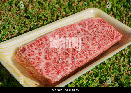 Raw Wagyu Beef sitzen auf einem Board, Foto zu Hause Küche nahm Stockfoto