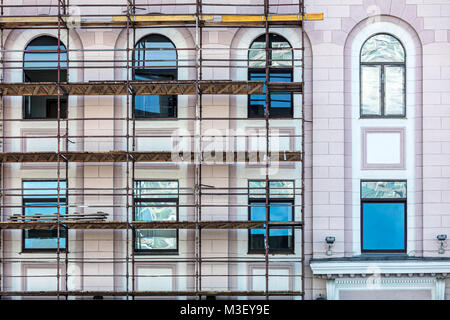 Renovierung des Gebäudes. Gerüst bei der Instandsetzung der Fassade. Stockfoto