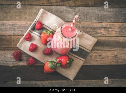 Glas des köstlichen Berry Smoothie auf Holz- Hintergrund. Tischplatte, Ansicht von oben. Stockfoto