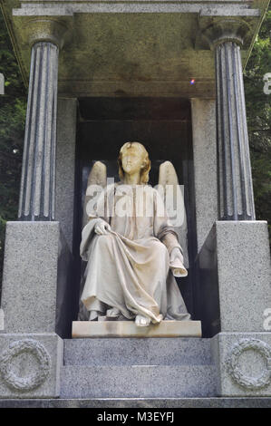 Engel Statue in einem katholischen Friedhof Stockfoto