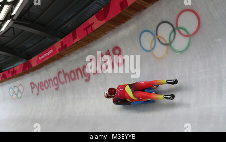 In Deutschland Toni Eggert und Sascha Benecken während Run 1 bei den Herren Luge verdoppelt Training bei den Olympischen Sliding Center bei Tag zwei der Olympischen Winterspiele 2018 PyeongChang in Südkorea. Stockfoto