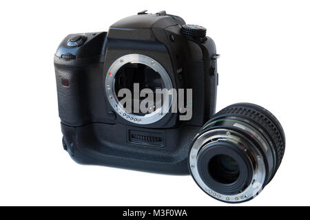 Digitale SLR-Kamera mit Objektiv und vertikale Batterie griff Über weißen Hintergrund Stockfoto