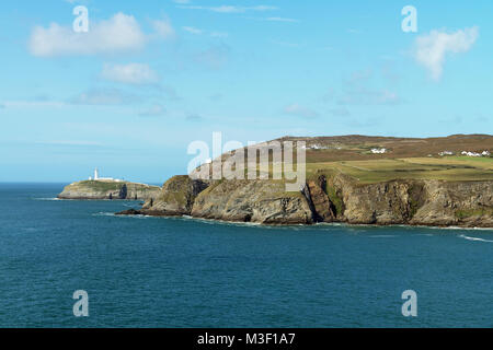 South Stack Leuchtturm auf einer kleinen Insel vor der Nordwestküste der heiligen Insel Anglesey. Es wurde im Jahre 1809 erbaut. Stockfoto