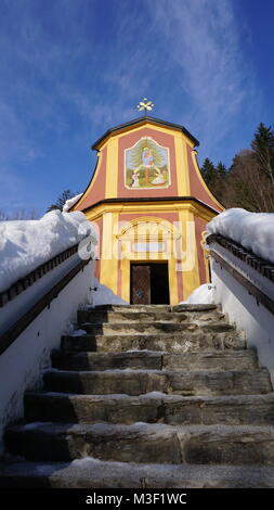 Maria Lärche, Terfens, Eggen in der Nähe von Schwaz und Innsbruck, Tirol, Österreich - Wallfahrtskirche im Winter 2018 mit Schnee Stockfoto