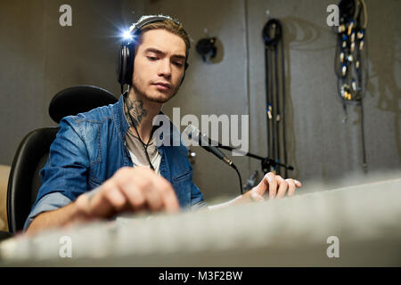 Konzentriert Musik Engineer, der an Sound Mixer Stockfoto