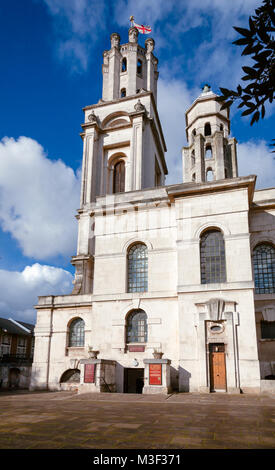 St George-im-Osten anglikanische Kirche Saint George in Wapping, Docklands, London Borough Tower Hamlets im Herbst eingeweiht Stockfoto