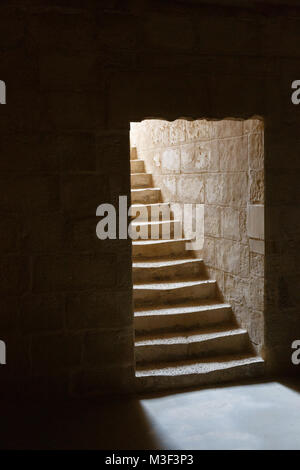 Hell beleuchtete Treppen aus dunklen Innenraum an das Fort St. Elmo, Valletta, Malta führt. Stockfoto