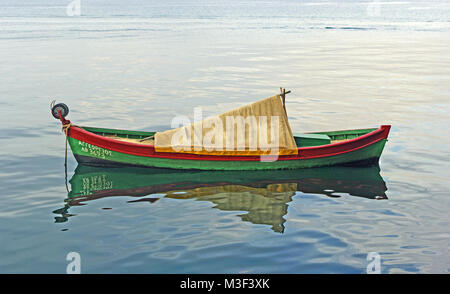 Fischerboote in Meer, Thessaloniki, Griechenland Stockfoto