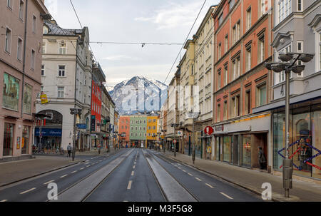 INNSBRUCK, Österreich - Januar 28: (Anmerkung des Editors: belichtungsspielraum dieses Bild hat Digital erhöht worden.) Der museumstraße ist im Downtown am Januar 28, 2018 in Innsbruck, Österreich. Stockfoto