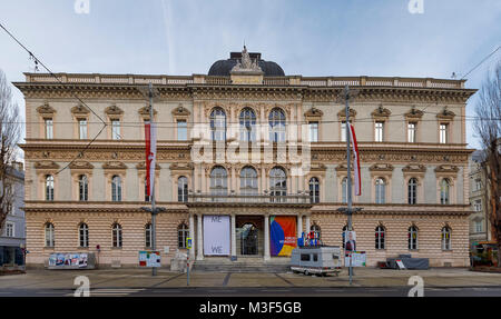 INNSBRUCK, Österreich - Januar 28: (Anmerkung des Editors: belichtungsspielraum dieses Bild hat Digital erhöht.) Das Tiroler Landesmuseum (Ferdinandeum) ist an der Museumstraße am 28. Januar 2018 in Innsbruck, Österreich. Stockfoto