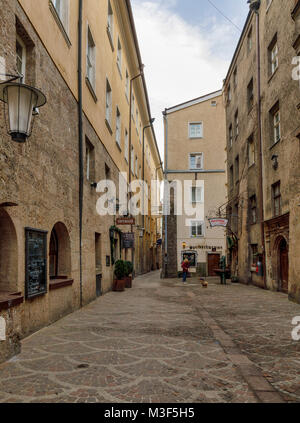 INNSBRUCK, Österreich - Januar 28: (Anmerkung des Editors: belichtungsspielraum dieses Bild hat Digital erhöht.) Die Stiftgasse in der Altstadt am 28. Januar 2018 in Innsbruck, Österreich zu sehen ist. Stockfoto