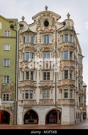 INNSBRUCK, Österreich - Januar 28: (Anmerkung des Editors: belichtungsspielraum dieses Bild hat Digital erhöht.) Das helblinghaus ist in der Herzog-Friedrich-Straße am 28. Januar 2018 in Innsbruck, Österreich. Stockfoto