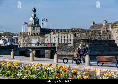 Die Altstadt-Ville in der Nähe von Concarneau, Bretagne, Finistère, Frankreich, mit Promenade am Hafenbecken Stockfoto