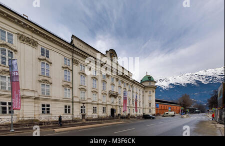 INNSBRUCK, Österreich - Januar 28: (Anmerkung des Editors: belichtungsspielraum dieses Bild hat Digital erhöht.) Die Hofburg und die Alpen sind am Rennweg am 28 Januar, 2018 in Innsbruck, Österreich. Stockfoto