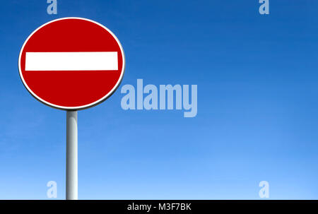 Kein Eintrag für Fahrzeugverkehr. Schild gegen den blauen Himmel. Platz für Text. Stockfoto