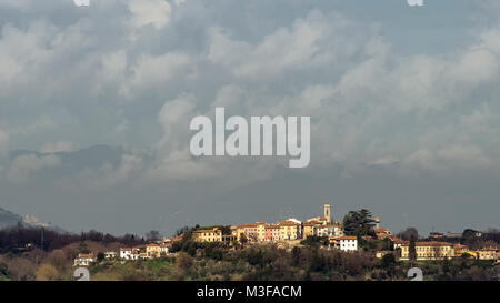 Luftaufnahme von Montecalvoli in der Gemeinde Santa Maria a Monte, Pisa, Toskana, Italien Stockfoto