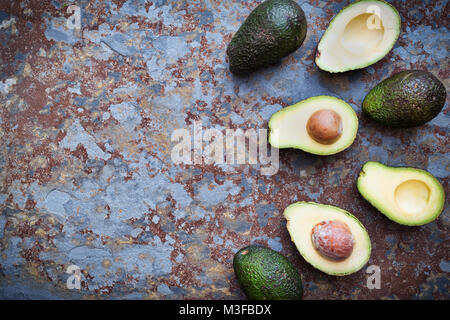 Persea americana. Avocado Muster auf einer Schiefer Hintergrund Stockfoto