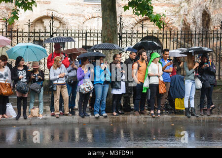 Unbekannter Menschen warten im Regen für die Gay Pride in der Boulevard Saint-Michel, Paris, Frankreich. Stockfoto