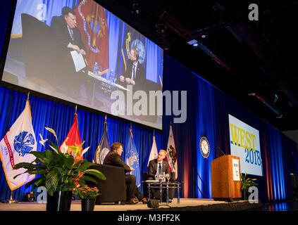 DIEGO (Feb. 6, 2018) Herrn Abgeordneten Patrick M. Shanahan, Stellvertretender Sekretär für Verteidigung, Fragen von pensionierten Vice Adm. Peter H. Daly während WEST 2018. WEST, ein naval Konferenz und Ausstellung in San Diego gehostet wird, konzentriert sich das Thema 2018 auf 'Near-Peer Wettbewerb ist zurück: Sind wir bereit, jetzt und in der Zukunft." (U.S. Marine Stockfoto