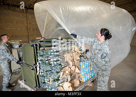 Master Sgt. Angie Hall, 434Th Squadron bekämpfung Logistik Bereitschaft Bereitschaft, Techniker und Master Sgt. Adam Oswalt, 434Th LRS Training Manager, Plastikfolien auf der Oberseite des Cargo an Grissom Air Reserve Base, Ind., Sept. 11, 2017. Die Palette der Ladung wird zum Versand zu Florida als Teil des Hurrikans Irma Hilfsmaßnahmen vorbereitet. (U.S. Air Force Stockfoto