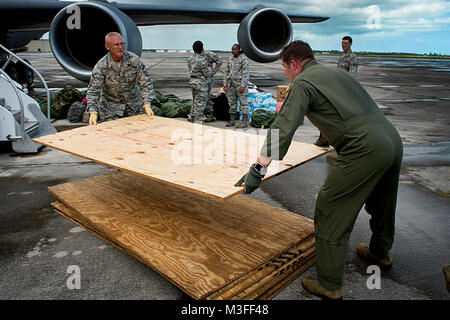 Senior Master Sgt. Tim Woods, Links, und Maj. Matt O'Neil, Citizen Piloten von der 434th Air Refuelling Flügel Sperrholz im Homestead Air Reserve Base, Fla., Sept. 12, 2017 entladen. Flieger vom Hoosier Flügel bereitgestellt von Homestead mit Hurrikan Irma recovery Bemühungen zu unterstützen. (U.S. Air Force Stockfoto