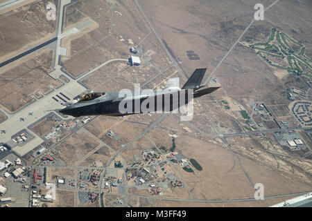 Eine F-35A Lightning II von der 461St Flight Test Squadron schwebt über der Edwards Air Force Base, Sept. 15, 2017. Die F-35 integrierten Test Kraft an Edwards ist einer von neun Kandidaten für die National Aeronautic Association Collier's Trophy. Stockfoto