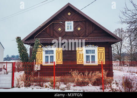 Holz Haus im Dorf Soce, um das Land der offenen Rollläden Trail, bekannt für traditionelle Architektur in der Woiwodschaft Podlachien in Polen genannt Stockfoto