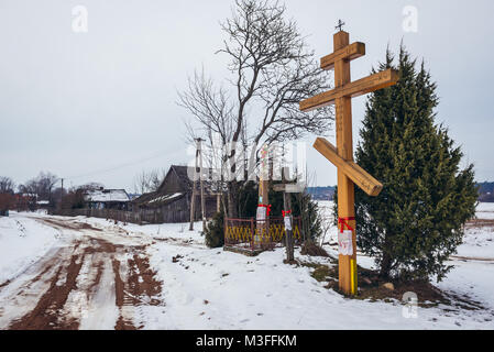 Wayside orthodoxe Kreuz in Soce Dorf, das Land der offenen Rollläden, bekannt für traditionelle Architektur in der Region Podlachien von Polen genannt Stockfoto