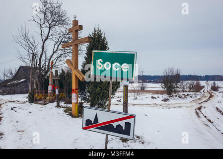 Wayside Orthodoxen Kreuz und Stadt anmelden Soce Dorf im so genannten Land der offenen Rollläden, bekannt für traditionelle Architektur in Podlachien, Polen Stockfoto