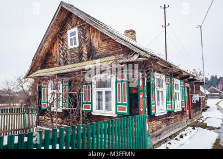 Eingerichtetes Haus im Dorf Soce, um das Land der offenen Rollläden Trail, bekannt für traditionelle Architektur in der Woiwodschaft Podlachien, Polen genannt Stockfoto