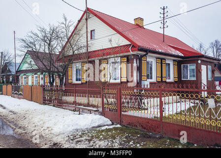 Holz Haus im Dorf Soce auf sogenannten Land der offenen Rollläden Trail, bekannt für traditionelle Architektur in der Provinz Podlachien, Polen Stockfoto