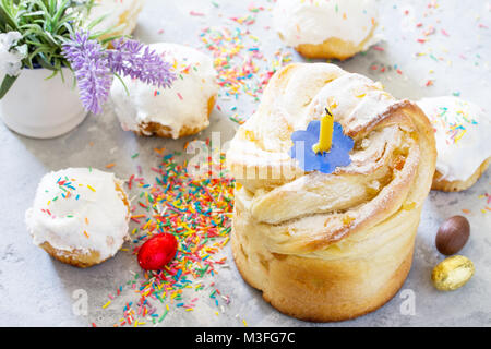 Traditionelle Speisen auf dem Tisch Kruffin - Brot Kuchen mit kandierten Früchten und Ostereier. Ostern Rezept. Stockfoto