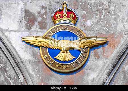 Embleme der Royal Air Force bomber Gruppe in Ihrer Seite Kapelle in der mittelalterlichen Kathedrale von Lincoln, England. Stockfoto
