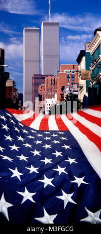 World Trade Center vor den 9/11-Angriff. Vertikale Farbe fotografische Zusammensetzung der Twin Towers mit amerikanischer Flagge an der Unterseite Stockfoto