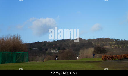 Ein Foto von einer einsamen Golfspieler auf der Carrick Knowe Golfkurs in Edinburgh, Schottland. Stockfoto