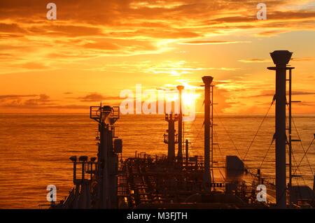 Dieses Foto wurde an Bord eines Flüssigerd-Erdgas-Trägers im Atlantik aufgenommen. Stockfoto