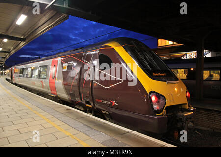 Länderübergreifende British Rail Class 220 Voyager diesel-elektrischer Triebzug am Bahnhof Der Bahnhof York in England Stockfoto