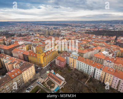 Blick von oben auf die Stadt vom Fernsehturm Žižkov. Prag, Tschechische Republik. Stockfoto