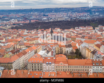 Blick von oben auf die Stadt vom Fernsehturm Žižkov. Prag, Tschechische Republik. Stockfoto