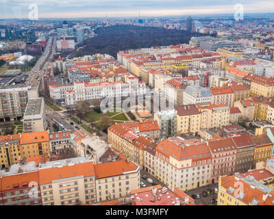 Blick von oben auf die Stadt vom Fernsehturm Žižkov. Prag, Tschechische Republik. Stockfoto