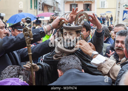 Cocullo, die Statue von San Domenico ist mit Schlangen bedeckt und wird in Prozession durch das Dorf getragen. Abruzzen Italien, Europa Stockfoto