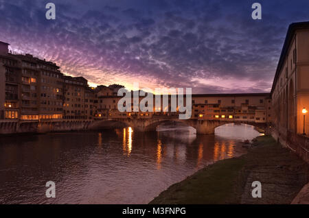 Arno und die Ponte Vechio bei Sonnenuntergang, Florenz, Italien, im Februar 4, 2018 Stockfoto