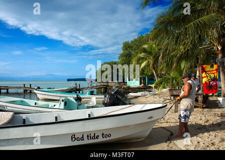 Fischerboote am Strand von Placencia, Belize Stockfoto