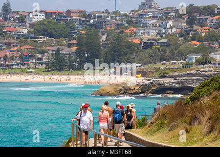 Menschen zu Fuß der Küste entlang zwischen Bondi Beach und Bronte Beach in Sydney den östlichen Vororten, New South Wales, Australien Stockfoto