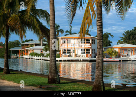 Luxus Häuser im Hafen von Placencia Belize Stockfoto