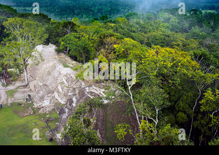 Luftaufnahme von Mayaruinen von Xunantunich archäologische Stätte in der Nähe von San Ignacio, Belize Stockfoto