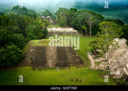 Luftaufnahme von Mayaruinen von Xunantunich archäologische Stätte in der Nähe von San Ignacio, Belize Stockfoto